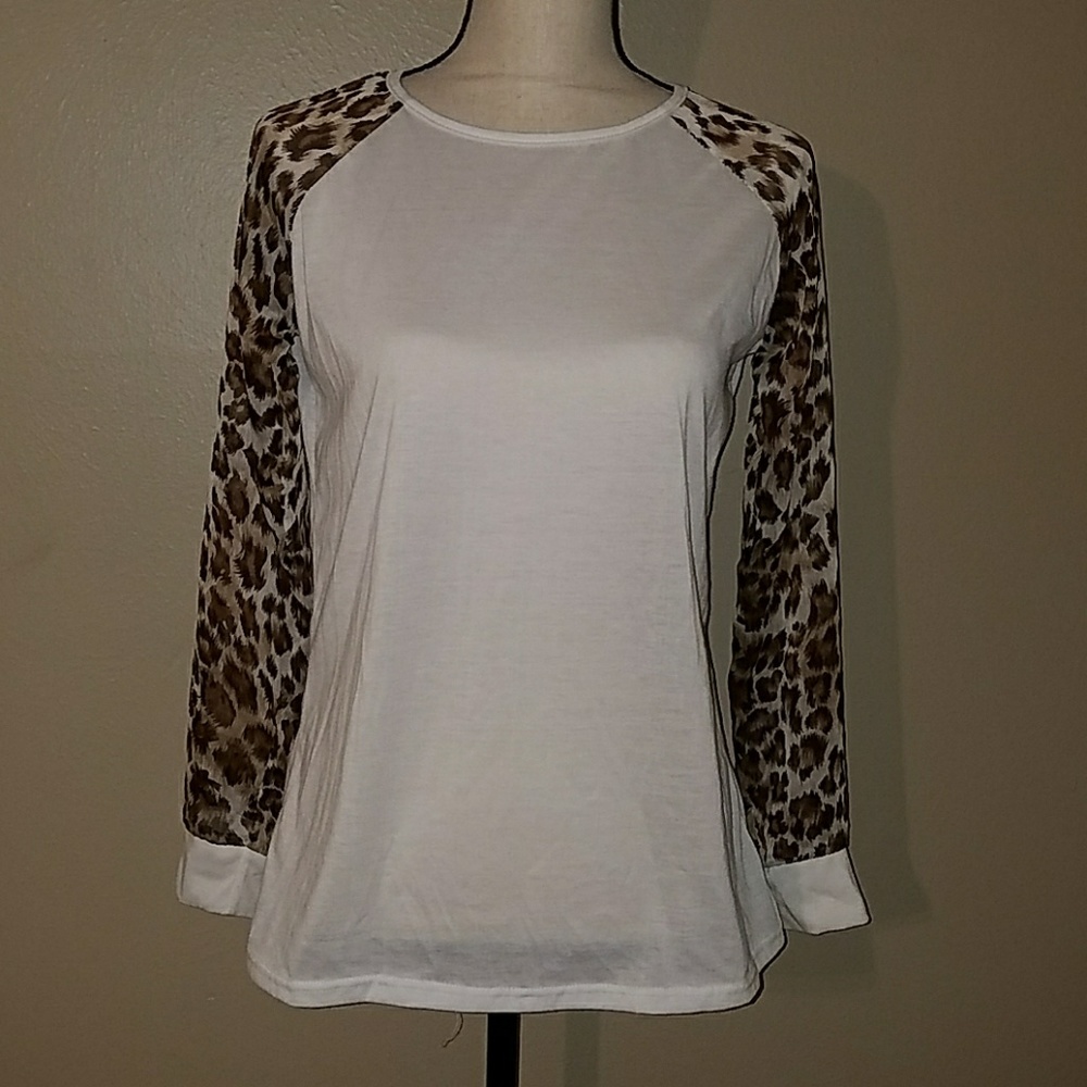 🍬OFFERS🍬 white top with leopard sleeves